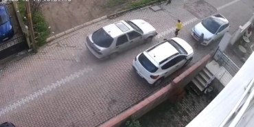 Otomobilin çarptığı 9 yaşındaki çocuk yaralandı: O anlar kamerada