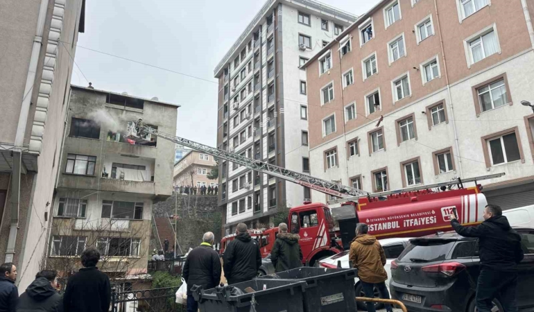 Şişli’de 5 katlı binada korkutan yangın