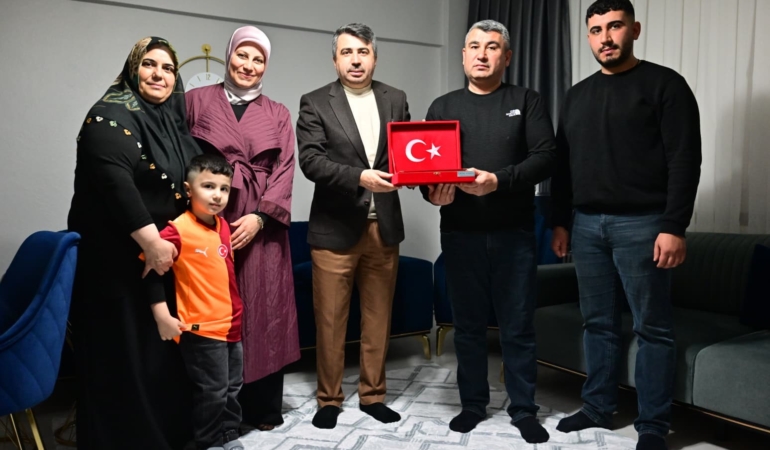 Yıldırım Belediye Başkanı Yılmaz, iftarda şehit er Samet Çaldır’ın ailesine misafir oldu