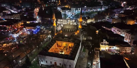 Eyüpsultan Camii’nde Ramazan ayının ilk teravih namazı eda edildi