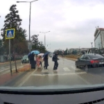 Yayalara yol vermeyen otomobil öğrencileri tehlikeye attı
