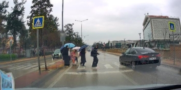 Yayalara yol vermeyen otomobil öğrencileri tehlikeye attı