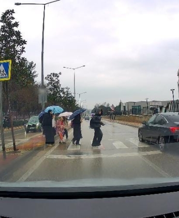 Yayalara yol vermeyen otomobil öğrencileri tehlikeye attı
