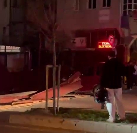 İstanbul’da fırtınada bazı binaların çatıları uçtu
