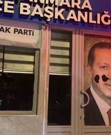AK Parti Marmara ilçe binasına taşlı saldırıyla ilgili 1 kişi gözaltına alındı