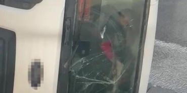 Devrilen beton mikserinin içinde mahsur kalan sürücü balyozla kendini kurtardı