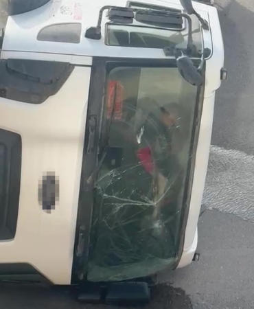 Devrilen beton mikserinin içinde mahsur kalan sürücü balyozla kendini kurtardı