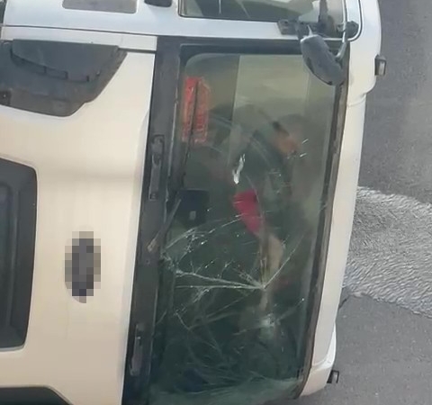 Devrilen beton mikserinin içinde mahsur kalan sürücü balyozla kendini kurtardı