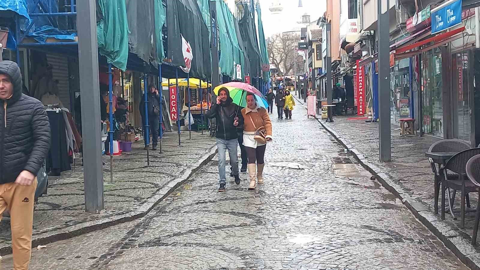 Edirne’de beklenen yağış başladı