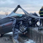 Kocaeli’de korkutan kaza: Otomobil bariyerlere ok gibi saplandı