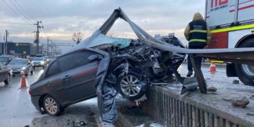 Kocaeli’de korkutan kaza: Otomobil bariyerlere ok gibi saplandı