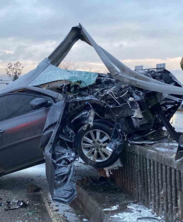 Kocaeli’de korkutan kaza: Otomobil bariyerlere ok gibi saplandı