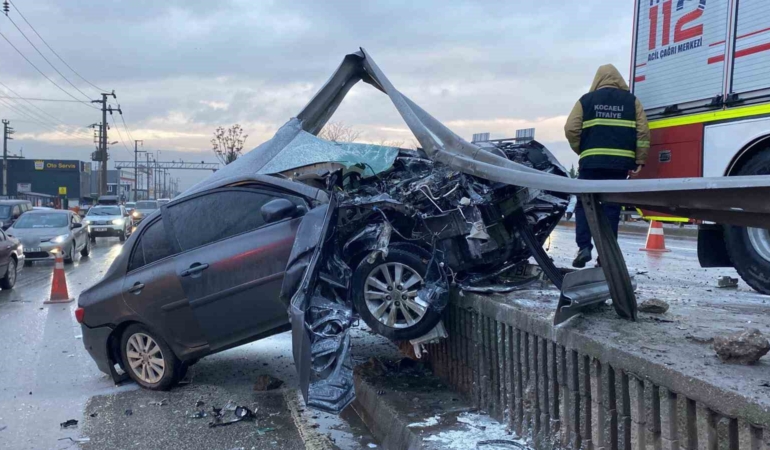 Kocaeli’de korkutan kaza: Otomobil bariyerlere ok gibi saplandı