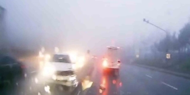 Yağışlı havada kontrolden çıkan otomobil refüje çıktı