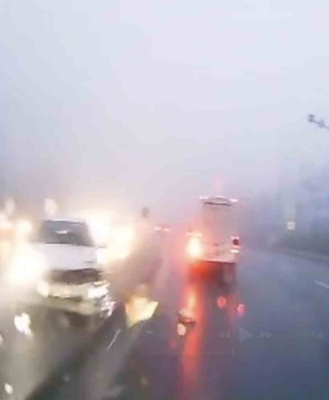 Yağışlı havada kontrolden çıkan otomobil refüje çıktı