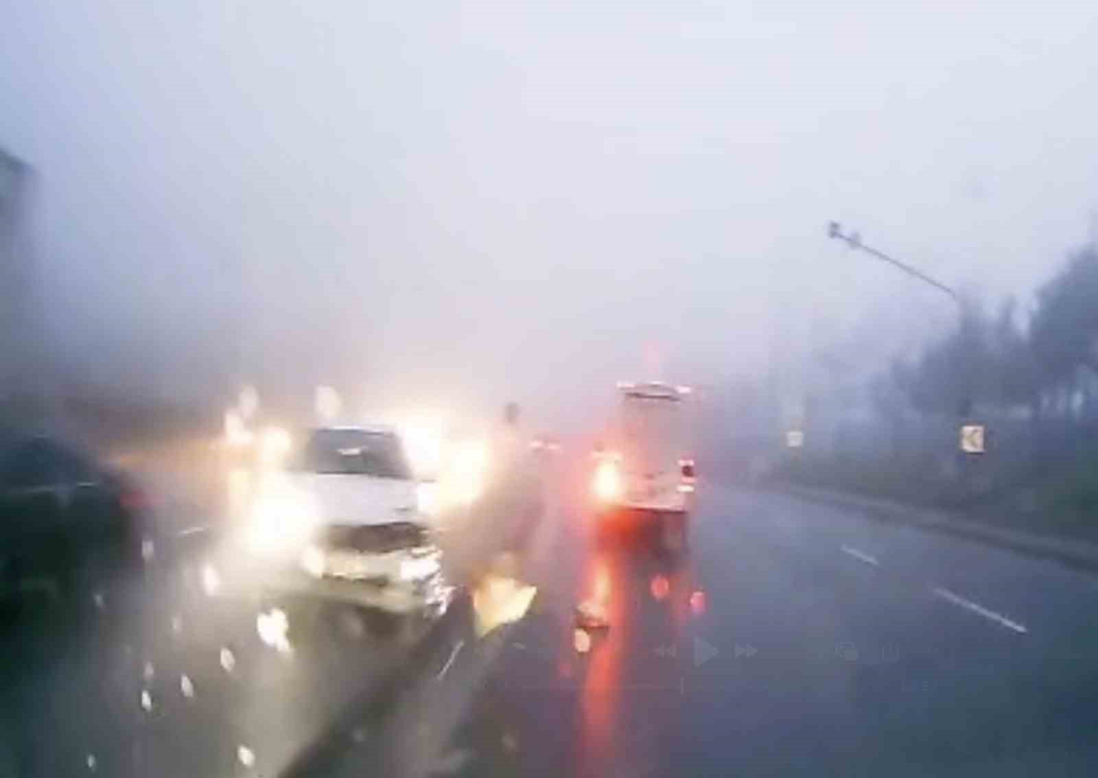 Yağışlı havada kontrolden çıkan otomobil refüje çıktı