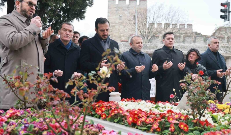 Eski Başbakan Necmettin Erbakan’ı kabri başında anıldı