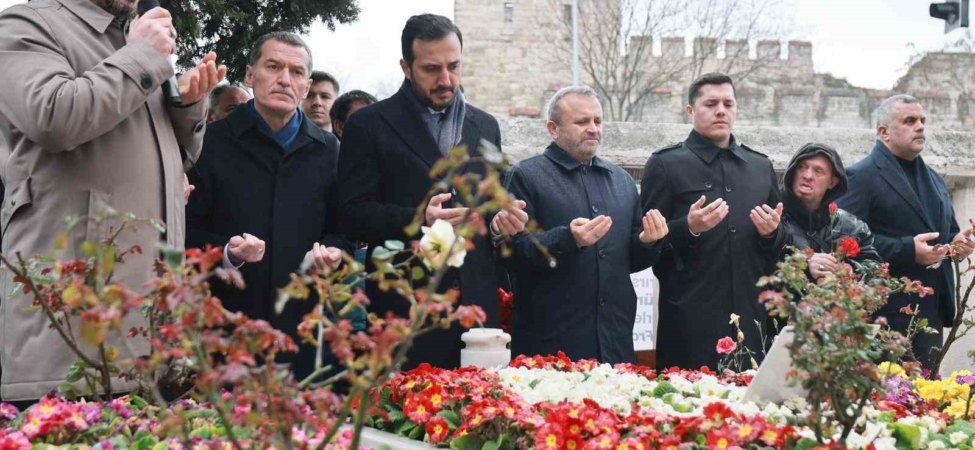 Eski Başbakan Necmettin Erbakan’ı kabri başında anıldı