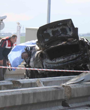 KMO’da feci kaza: Bariyerlere çarptı alev aldı, sürücü olay yerinde hayatını kaybetti