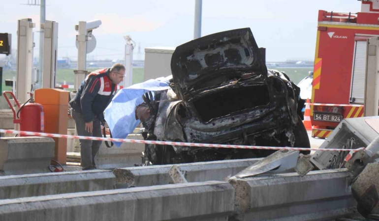 KMO’da feci kaza: Bariyerlere çarptı alev aldı, sürücü olay yerinde hayatını kaybetti