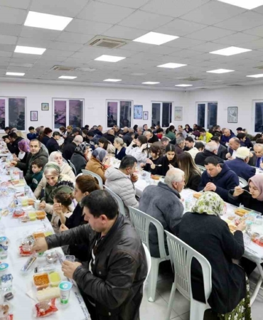 Küçükçekmeceliler, iftar sofralarında bereketi paylaşıyor
