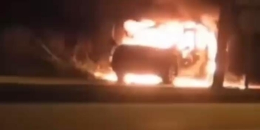 Seyir halindeyken alev alan otomobil kullanılmaz hale geldi