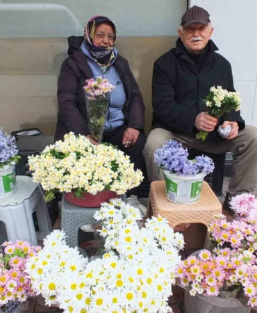 Burhaniye’ de çiçekçiler 14 Şubat’ı bekliyor