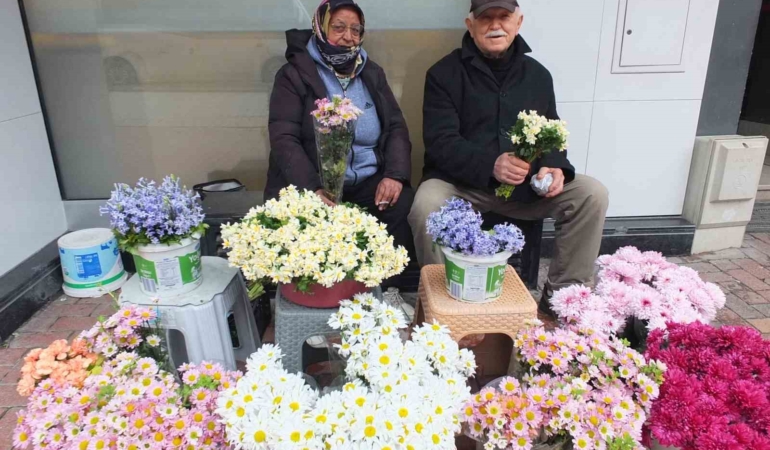 Burhaniye’ de çiçekçiler 14 Şubat’ı bekliyor