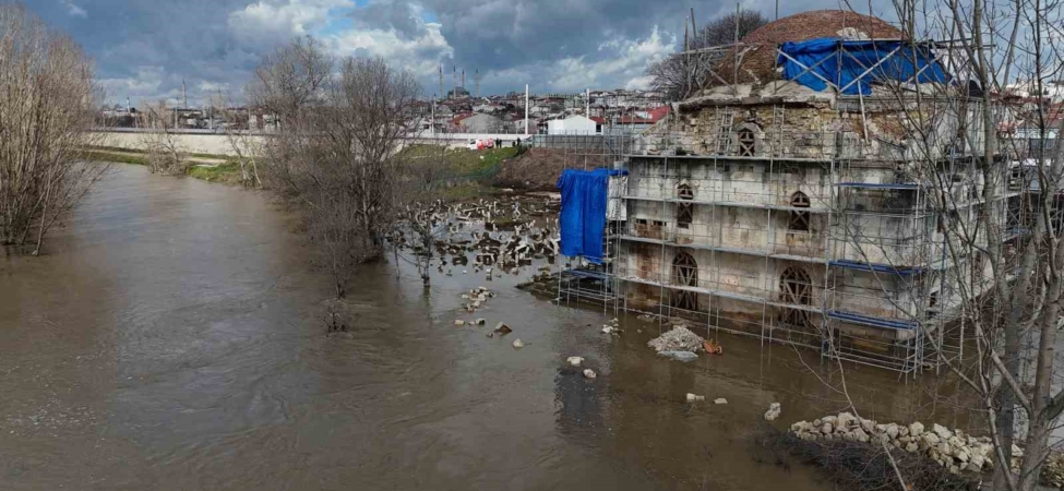 Tarihi Evliya Kasım Paşa Camii’ni taşkın suları vurdu