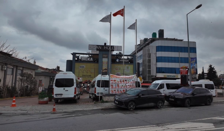 Bakırköy’deki market otoparkında “Servis Minibüsü” krizi: Müşteriler ve işletmeci isyan etti