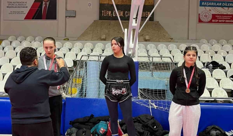 Bilecikli kick boksçular Manisa’da büyük başarı elde etti