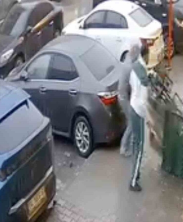 Başakşehir’de market önünde palet hırsızlığı kamerada