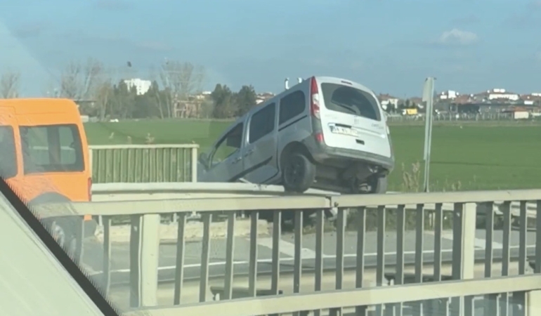 Lüleburgaz’da hafif ticari araç bariyerlerin üzerine çıktı