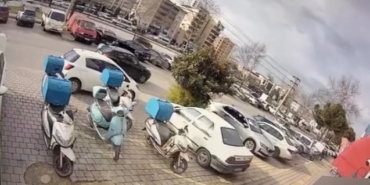 Otomobil sürücüsü ile motosikletli kurye arasındaki gerginlik kamerada