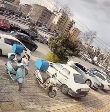 Otomobil sürücüsü ile motosikletli kurye arasındaki gerginlik kamerada