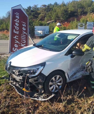 Pelitözü kavşağında trafik kazası; 3 yaralı