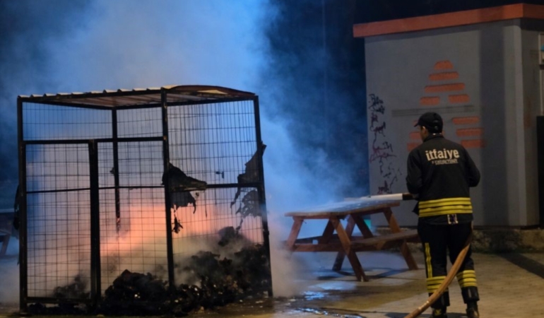 Okul karşısındaki konteynerden alevler yükseldi