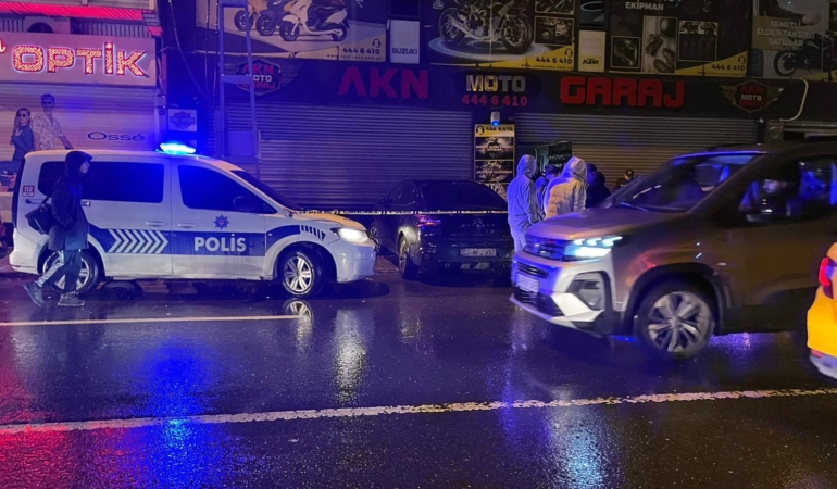 Esenler’de yangın ihbarına giden ekipler binada silahla vurulmuş 2 kişinin cesetlerini buldu