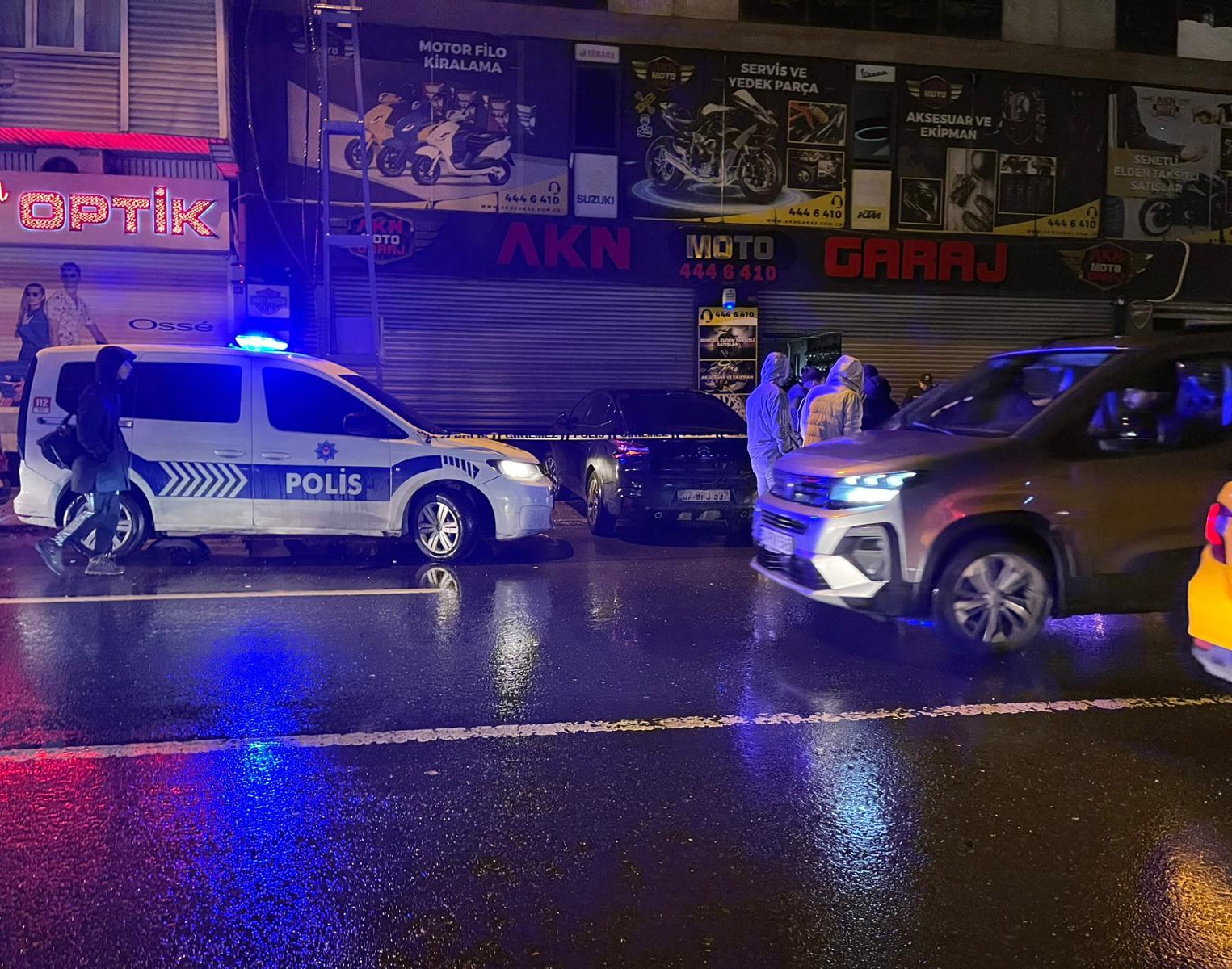 Esenler’de yangın ihbarına giden ekipler binada silahla vurulmuş 2 kişinin cesetlerini buldu