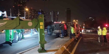 Kartal’da ambulans ile cip kafa kafaya çarpıştı: 3 yaralı