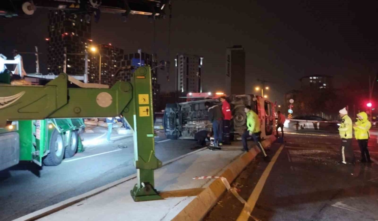 Kartal’da ambulans ile cip kafa kafaya çarpıştı: 3 yaralı