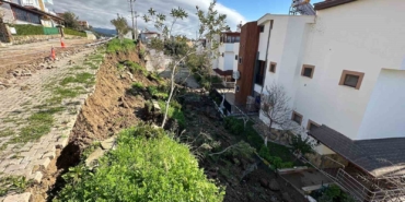 Çanakkale’de yağışlar sebebiyle bir sitenin istinat duvarı çöktü