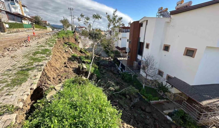Çanakkale’de yağışlar sebebiyle bir sitenin istinat duvarı çöktü