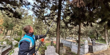 Gebze’de bayram öncesi mezarlıklarda bakım çalışmaları hızlandı