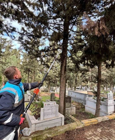 Gebze’de bayram öncesi mezarlıklarda bakım çalışmaları hızlandı