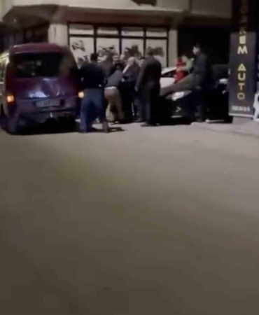 Bursa’da mahallede aileler arası kavga bir anda büyüdü