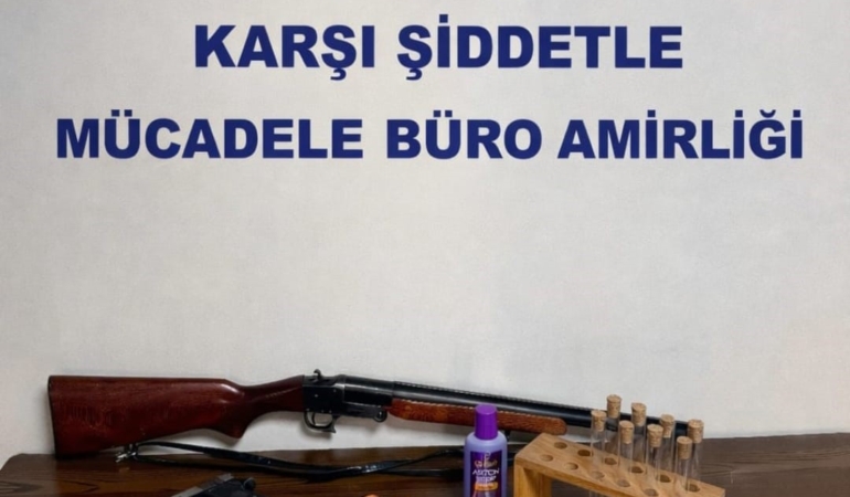 Çok sayıda suç kaydı bulunan şüphelinin evinden silah ve uyuşturucu çıktı