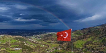 Gökkuşağı ve Türk bayrağı aynı karede buluştu