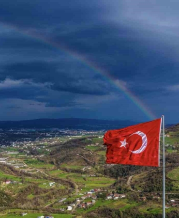 Gökkuşağı ve Türk bayrağı aynı karede buluştu