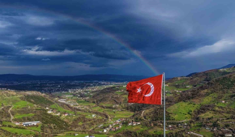 Gökkuşağı ve Türk bayrağı aynı karede buluştu
